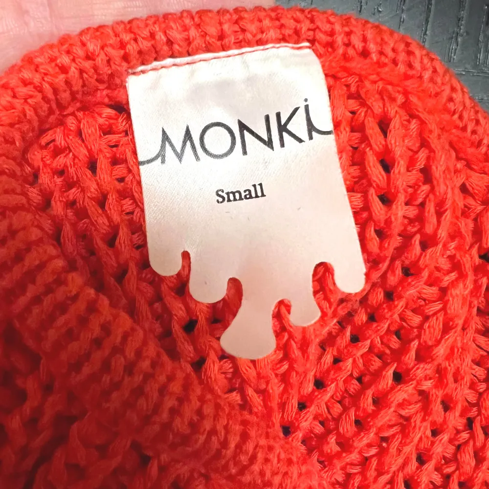 En röd stickad tröja från Monki i fint använt skick. Perfekt vinter och vårplagg!. Tröjor & Koftor.