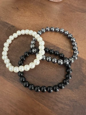 Pärlarmband  - Pärlarmband i fint skick. Säljer alla för 30kr + frakt 