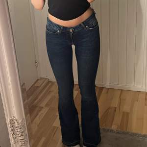 Skitsnygga lowwaist bootcut jeans från Vera Moda, är tyvärr lite små på mig som är 169 men är bra i längden💓💓