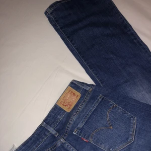 Levis - Bra skick, inga deffekter. Säljer då jag inte använder dom. Low rise bootcut