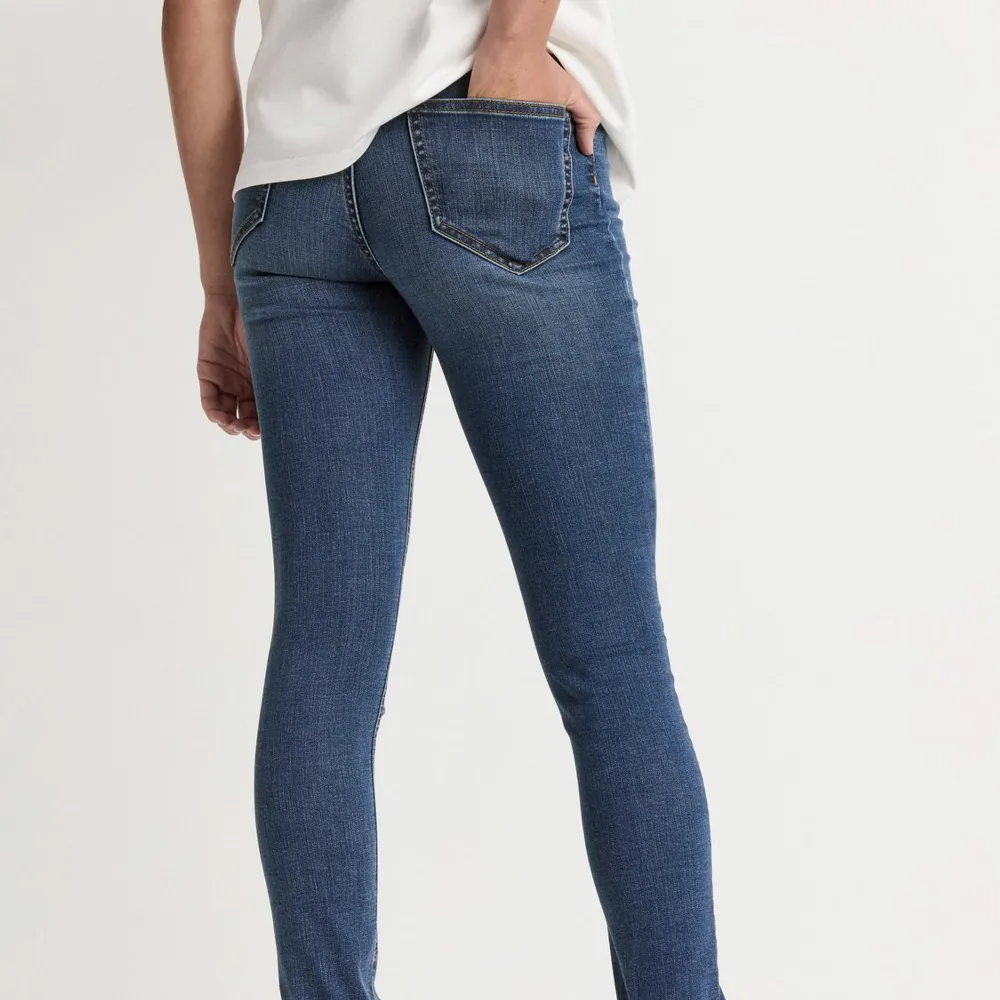 Säljer dessa sprillansnya SELMA JEANS från Lindex pga att jag ångrar köpet och kvittot är slängt.. de kostar 299 i butik och jag säljer de för 230+frakt. Strl 158. Hög midja och modell SLIM. Färg: original jeansblå. De är endast prövade aldrig använda!. Jeans & Byxor.