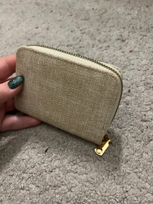 Super fin plånbok - Helt oanvänd plånbok men endast kortfack. Lätt att hitta och slippa att kämpa med att få upp korten. 30kr + frakt💕