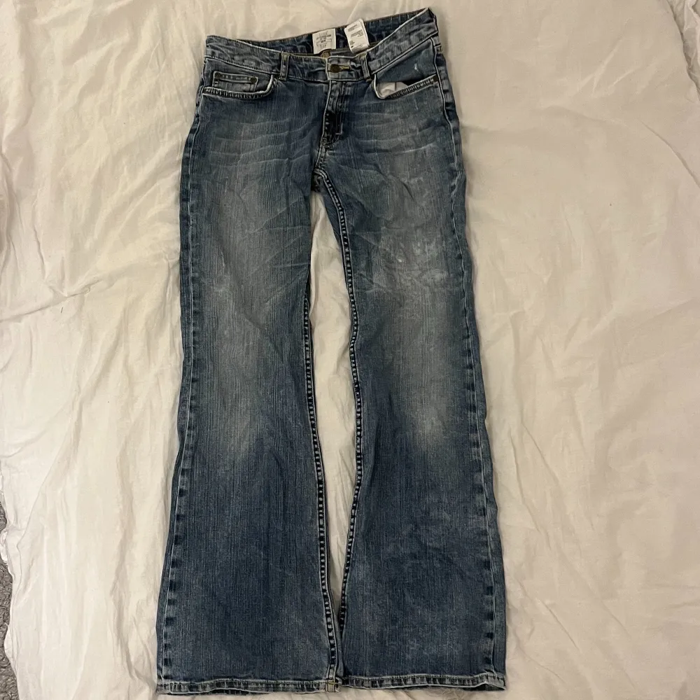 Snygga lågmidjade byxor som säljs på grund av att de är för långa för mig (har korta ben). 🥰. Jeans & Byxor.