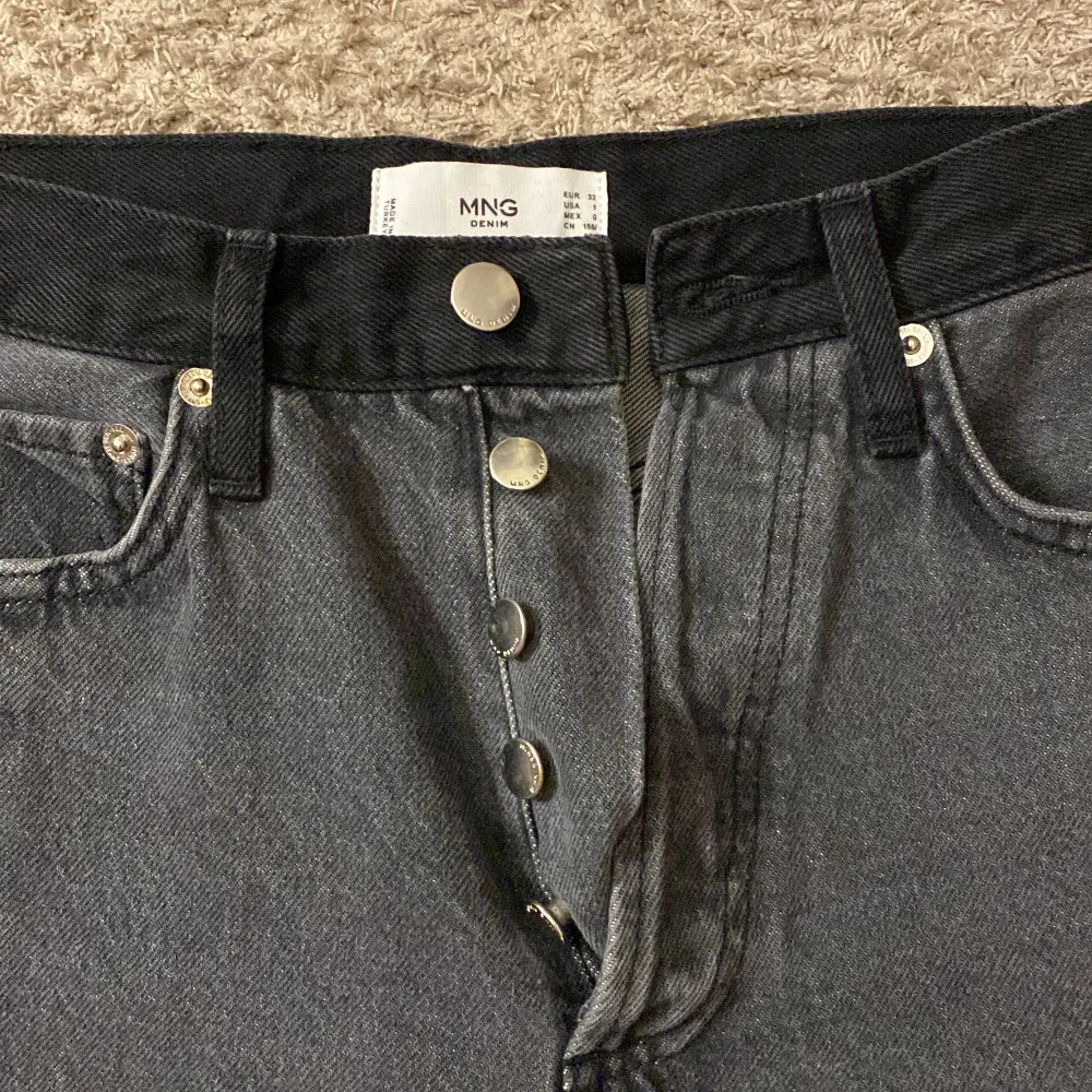 Säljer dessa jeans från Mango i stl 32. Endast använda 1 gång så dom är som nya💓 minns inte exakta nypris men tror de låg runt 600 kr . Jeans & Byxor.