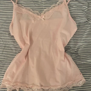 Rosa topp  - Rosa topp med spets💓 aldrig använd