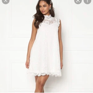 Studentklänning - Säljer min helt oanvända klänning från Nelly. Prislappen är kvar och köptes för 499kr. Va ett av mina alternativ till studenten men blev aldrig denna, men sååå fin💛