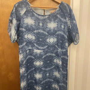 Klänning - Tunn knälång klänning. 