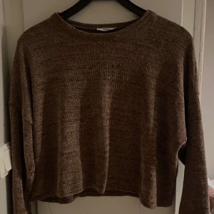 Tröja från pull&bear - Bra skick, använt fåtal gånger. Lite croppad. Säljer pga använder inte. 