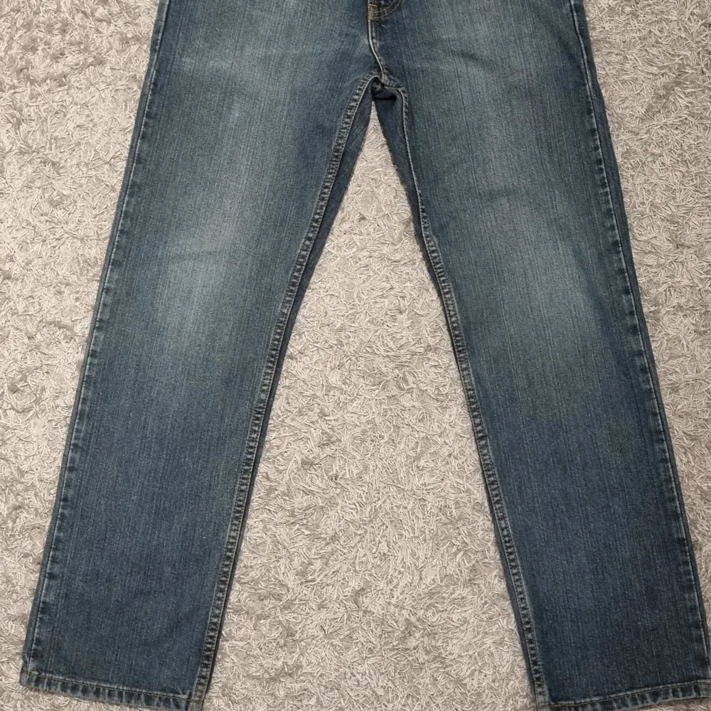 LEVIS jeans 505  Storlek W29 L30 RegulatFit raka ben  Mycket bra skick  Rökfri och djurfri hem . Jeans & Byxor.