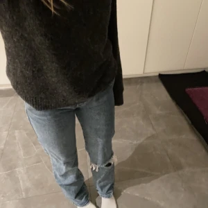 Jeans  - Så finns jeans som är Helt oanvända säljer då jag råkade beställa två dom är mid Rise med hål oxh super fina och snygga❤️❤️❤️🙌🙌🤩🤩