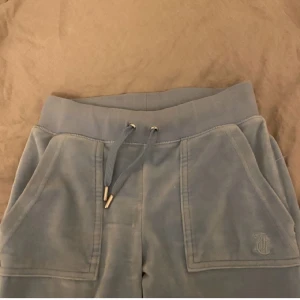 Juicy Couture  - Ett par juicy couture byxor i storlek XXS passar också för storlek XS. Jätte fina men vill tyvärr inte ha den här färgen 🙂 Om ni undrar över något eller vill ha fler bilder så kan ni bara kontakta mig 🤎