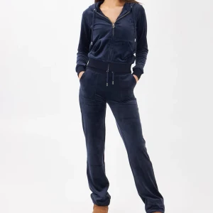 Juicy Couture (Night-Sky) - Säljer mina juicy couture set (ej separat!) andvänds ett par gånger och tvättad 2 gånger, men i bra skick! Själv är min storlek M men tracksuiten är L både uppedelen och nedre delen, men funkar som M. Orginal pris 2100kr