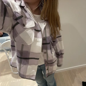 Jacka - Säljer denna super fina jackan då den inte kommer till användning längre super fin nu till våran❤️🙌🙌