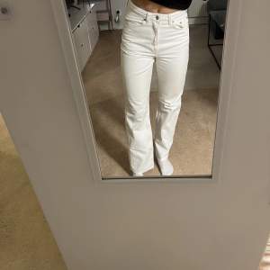 Jag säljer ett par vita weekday jeans i modellen ROW! De är i storlek 26/30 och är i fint skick!  Hör av er om ni har frågor och vad ni kan tänka er för pris, från 149 kr.  (Köparen står för frakt själv)