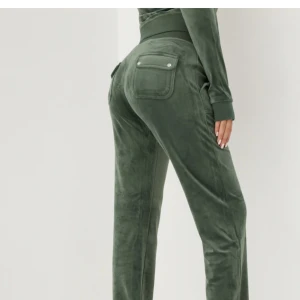 Juicy byxor  - Säljer mina gröna juicy byxor som inte kommer till användning eftersom att dom e för stora för mig🫶🏽 möts helst upp