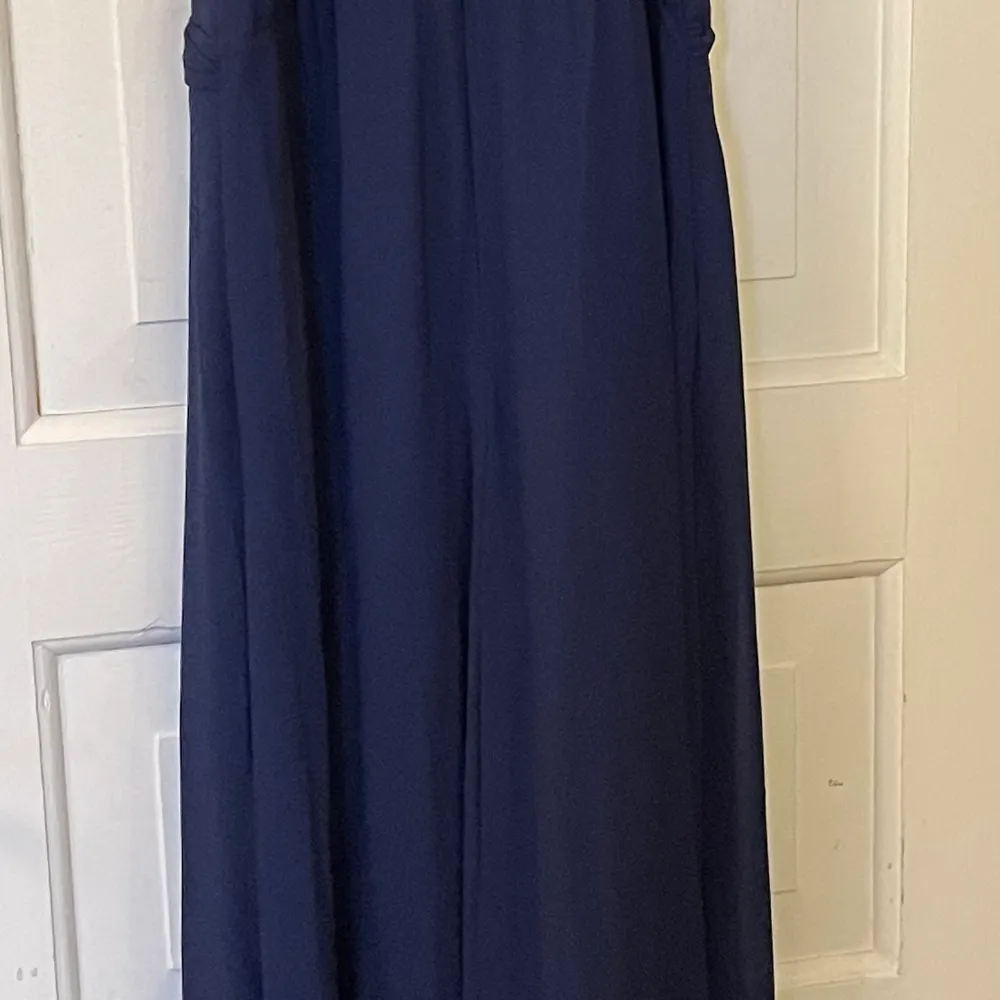 (tryck på bilen för att se hela) Marinblå balklänning storlek 38 köpt på Zalando, säljer för 500kr, medföljer en sjal i samma färg. Klänningar.