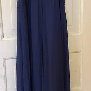 (tryck på bilen för att se hela) Marinblå balklänning storlek 38 köpt på Zalando, säljer för 500kr, medföljer en sjal i samma färg