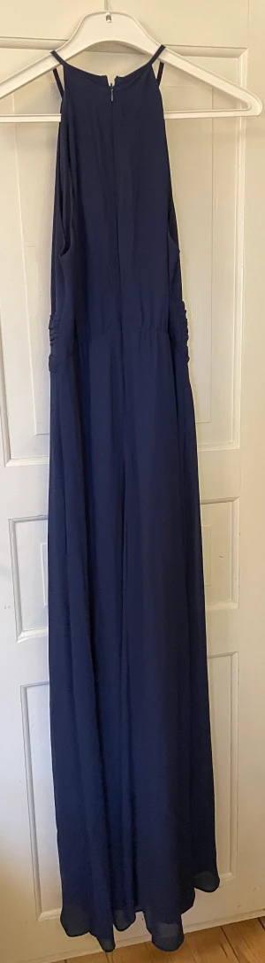Marinblå balklänning, storlek 38 - (tryck på bilen för att se hela) Marinblå balklänning storlek 38 köpt på Zalando, säljer för 500kr, medföljer en sjal i samma färg