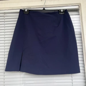 Miniskirt  - Kjol i mini, perfekt skick. Köpt i Paris, knappt använd. Strl: S, normal i storleken. Marinblå. 