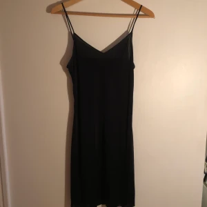Svart slipdress - Svart slipdress i nyskick, går att ha som nattlinne o till vardags! Småååått genomskinlig 