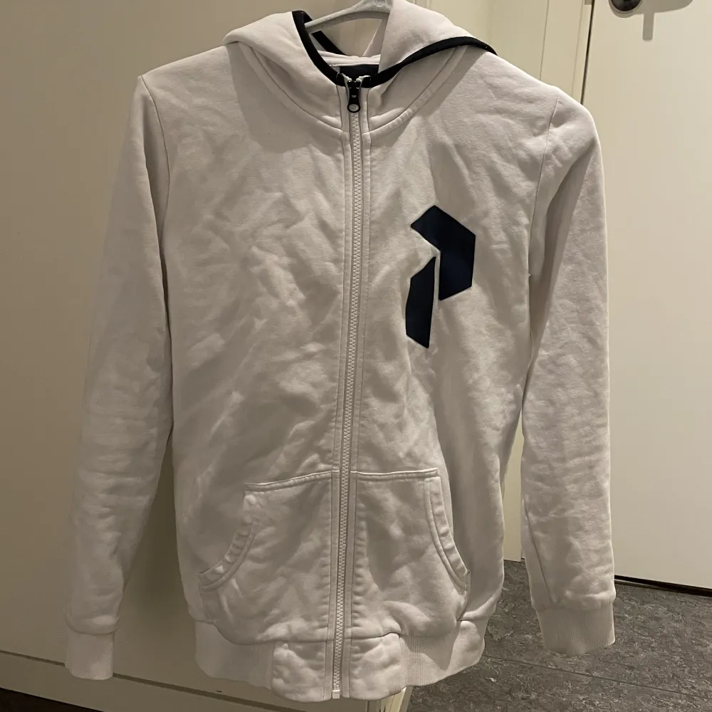 Hoodie från peak, inte mycket använd skulle dock behöva en strykning. Hoodies.