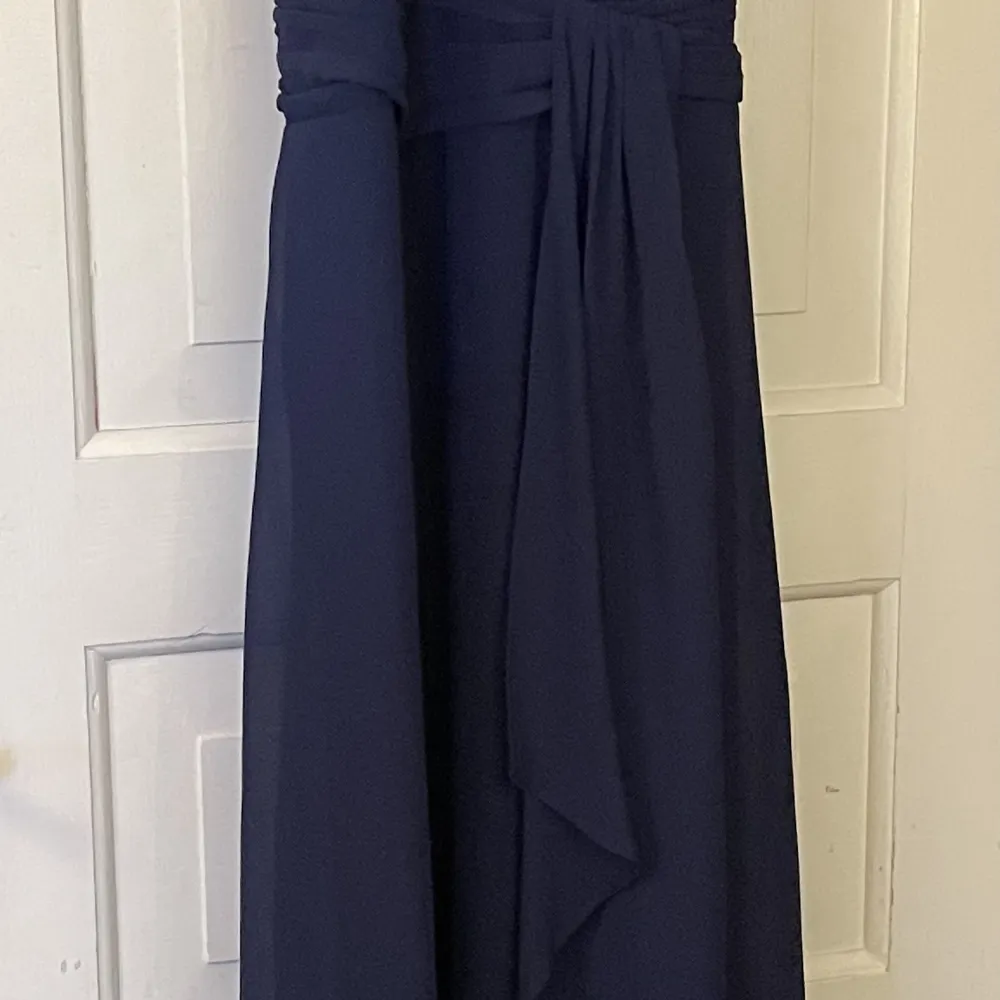(tryck på bilen för att se hela) Marinblå balklänning storlek 38 köpt på Zalando, säljer för 500kr, medföljer en sjal i samma färg. Klänningar.