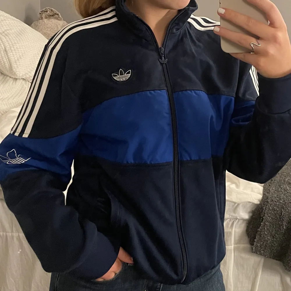 As-snygg adidas fleece som är i nyskick. Väldigt sparsamt använd och absolut 0 defekter. Passar perfekt på mig som är en S men skulle passa en XS och även en M med❣️. Hoodies.