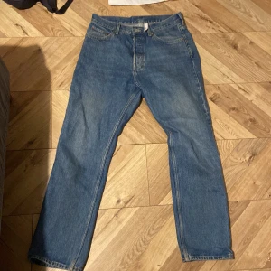 WEEKDAY space loose fit jeans blue - Ett par WEEKDAY loose jeans storlek 29/30 som jag har använt ett tag nu men har inga fläckar eller nopprig utan i jätte bra skick!