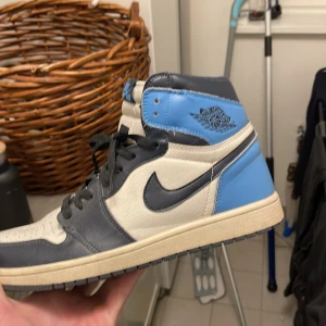 Jordan 1  - Inte använda dom är som nya lute dammiga bara 