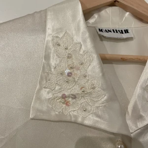 Sidenskjorta - Sidenskjorta köpt second hand, storleken passar någon med XS/S. Fint skick :)