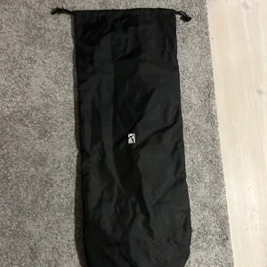 Poetic colective - Poetic colective skateboard väska, till för att skydda sin bräda mot regn