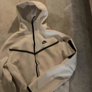 Nike tech  - Lägger ut igen pågrund av oseriösa köpare. Säljer denna vita Nike tech då den inte kommer till användning, använd Max 5 gånger så den är i ny skick. Skriv vid fler frågor.⭐️
