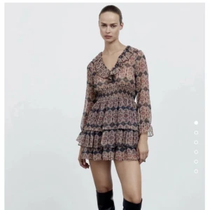 Zara klänning med mönster - En jätte fin klänning med mönster på. Tycker verkligen denna klänningen är super fin men den passar tyvär inte. Den är i fint skick! 