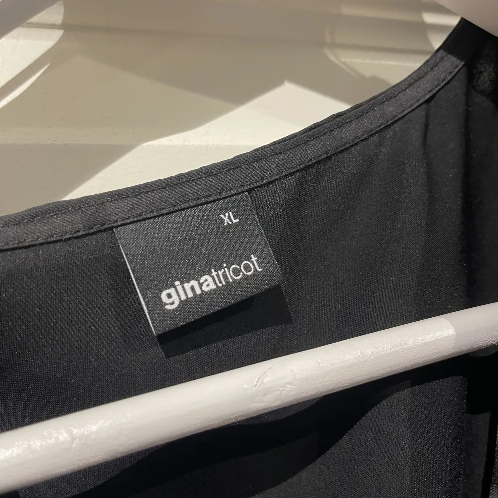 Säljer denna svarta blus i storlek XL från Gina Tricot. Passar mindre beroende på hur man vill att den ska sitta. Inköpt för 349kr säljes nu för 100kr. Fraktas på köparens bekostad.. Blusar.