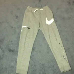 Sköna gråa Nike byxor. Använda ca 4 gånger