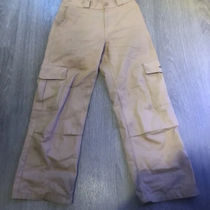 Cargobyxor - Beiga sweet sktbs cargobyxor. Köpta från junkyard.  