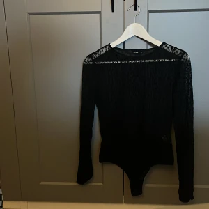 Body storlek L - Body från bikbok i storlek L. Använd vid ett tillfälle.  Fint skick.   