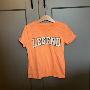 T-shirt Primark storlek 116 - Oanvänd T-shirt från Primark.  Storlek 116.