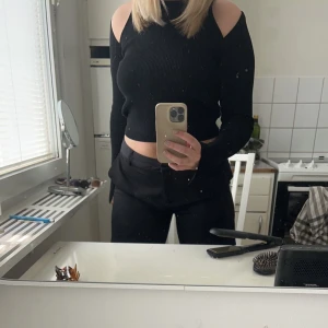 Zara topp - Säljer den här jätte snygga långärmade toppen frpn zara som är köpt för lite mer än 1 år sedan, men vara använd ett fåtal gånger. Den är som ny i skicket.  Stretchigt och bra material och kvalitet! Super snygg till både vardag och finare tillfällen. 