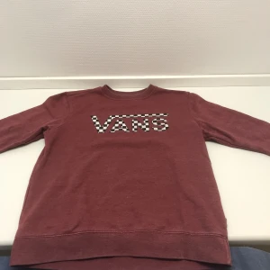 Vans sweatshirt - Den här tröjan är rätt använd, köpt på vans i Rom