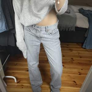 Populära och slutsålda Gina tricot jeans, midjemått: 71cm. innerbenslängd: 80cm🤩❤️‍🔥