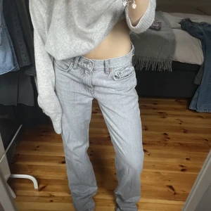 Grå jeans - Populära och slutsålda Gina tricot jeans, midjemått: 71cm. innerbenslängd: 80cm🤩❤️‍🔥