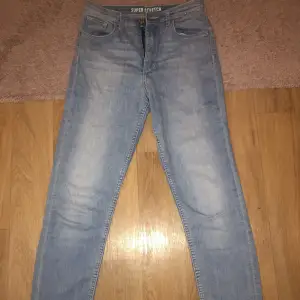 Superfina blåa högmidjade, stretchiga, denim skinny jeans i storlek 146 (passar 10-11 år). Passar tyvärr inte det mig då, bara används en gång innan. 💙Skriv gärna privat om ni är intresserad. 😇