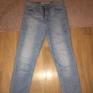 Högmidjade  - Superfina blåa högmidjade, stretchiga, denim skinny jeans i storlek 146 (passar 10-11 år). Passar tyvärr inte det mig då, bara används en gång innan. 💙Skriv gärna privat om ni är intresserad. 😇