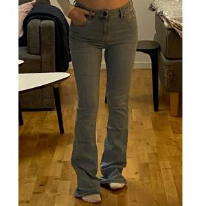 Högmidjade izzy flare bootcut jeans från märket winwin, köpta på carlings. För referens är jag 160cm och byxorna är ca 15cm för långa. Använda vid ett tillfälle. Nypris 500kr