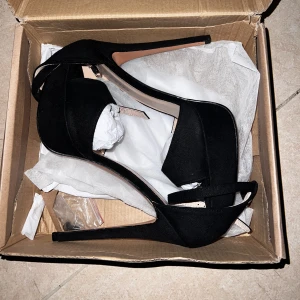 Högklackadeskor  - Svart högklackadeskor. Helt nya, aldrig använda.