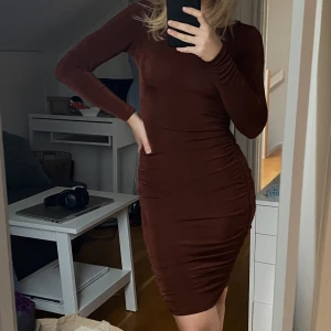 Festklänning - Klänning från Dilvin perfekt för fest eller utgång! Materialet är stretchigt och den glittrar lite i vissa ljus. Nyskick.