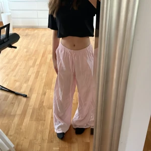 Rosa linnebyxor  - Skit snygga rosa linnebyxor som är för långa för mig. Använda några gånger men dom är fortfarande fina. Bara använda kanske 3 gånger förra sommaren. Från ginatricot strl 36