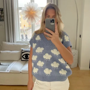 Stickad väst - Så söt stickad väst från zara! Använd ett fåtal gånger, storlek S🤍 Frakt till!