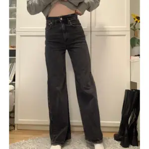 Svarta/ gråaktiga jeans från Gina Tricot. Fint skick! Strl XS/34